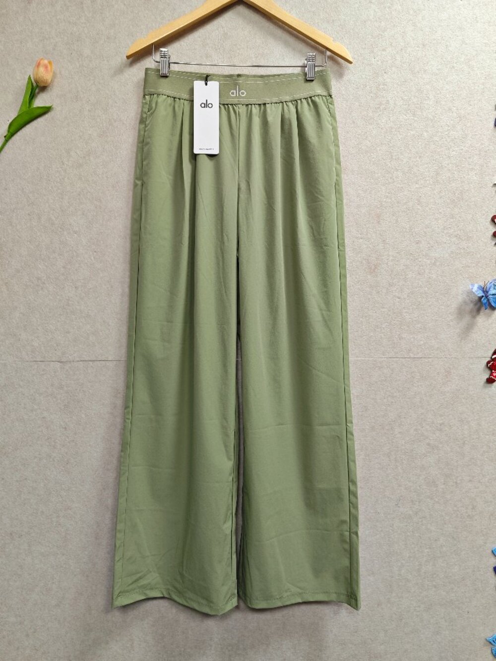 🌿 NWT ALO Yoga Suit Up Trouser Dune Grass Regular 30" 💕 Wide Leg / Relaxed Fit - Picture 3 of 8